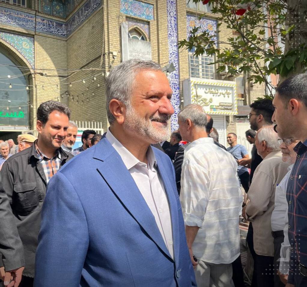 عکسی از برادر رهبر انقلاب در پای صندوق رأی عکسی از برادر رهبر انقلاب در پای صندوق رأی