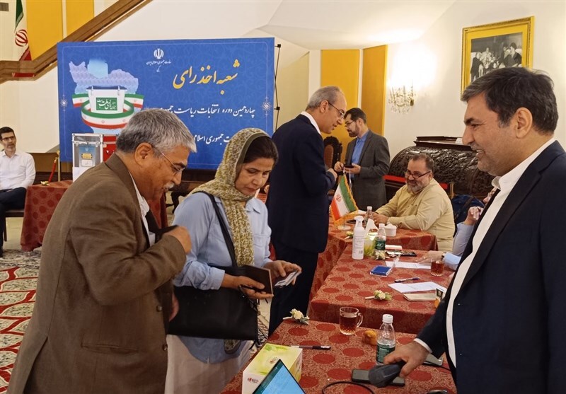 حضور پرشور ایرانیان خارج از کشور پای صندوقهای رای حضور پرشور ایرانیان خارج از کشور پای صندوقهای رای