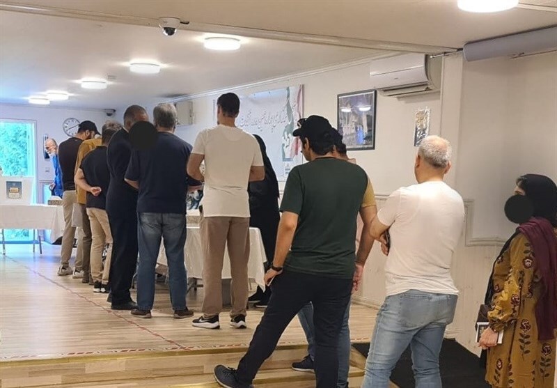 حضور پرشور ایرانیان خارج از کشور پای صندوقهای رای حضور پرشور ایرانیان خارج از کشور پای صندوقهای رای