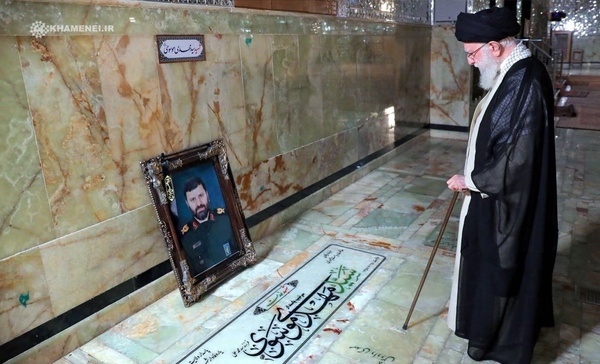 حضور رهبر انقلاب بر مزار شهیدان شهدای خدمت حضور رهبر انقلاب بر مزار شهیدان شهدای خدمت