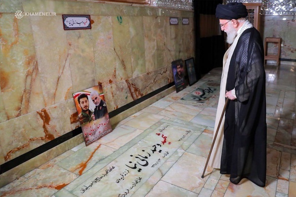 حضور رهبر انقلاب بر مزار شهیدان شهدای خدمت حضور رهبر انقلاب بر مزار شهیدان شهدای خدمت
