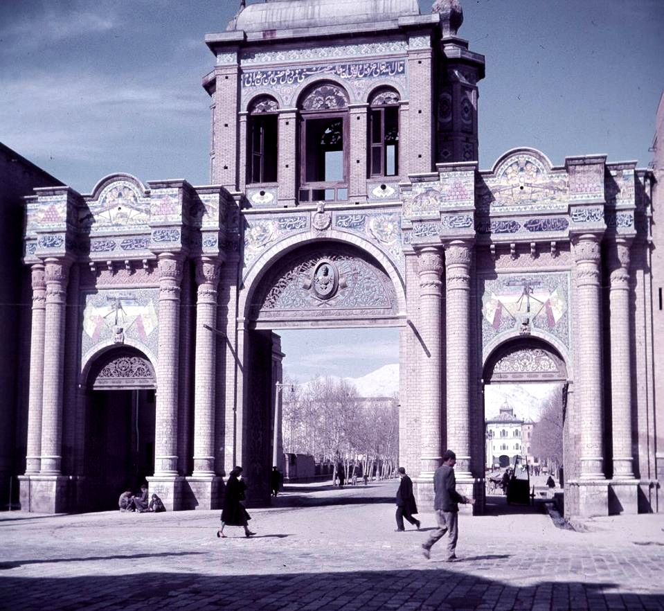 عکسی قدیمی از سردر باغ ملی، در دهه شصت میلادی عکسی قدیمی از سردر باغ ملی، در دهه شصت میلادی