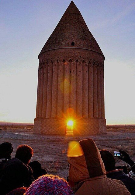 برج رادکان تنها تقویم سنگی جهان که اول دی سخن میگوید