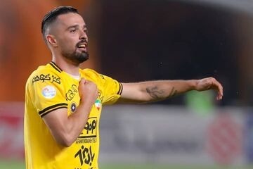 حاج صفی غایب است! نورافکن کاپیتان فعلی سپاهان شد حاج صفی غایب است! نورافکن کاپیتان فعلی سپاهان شد