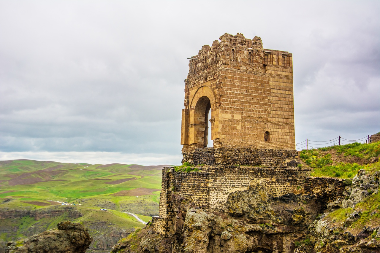 قلعه ضحاک هشترود بنایی ۳۰۰۰ ساله و رازآلود قلعه ضحاک هشترود بنایی ۳۰۰۰ ساله و رازآلود