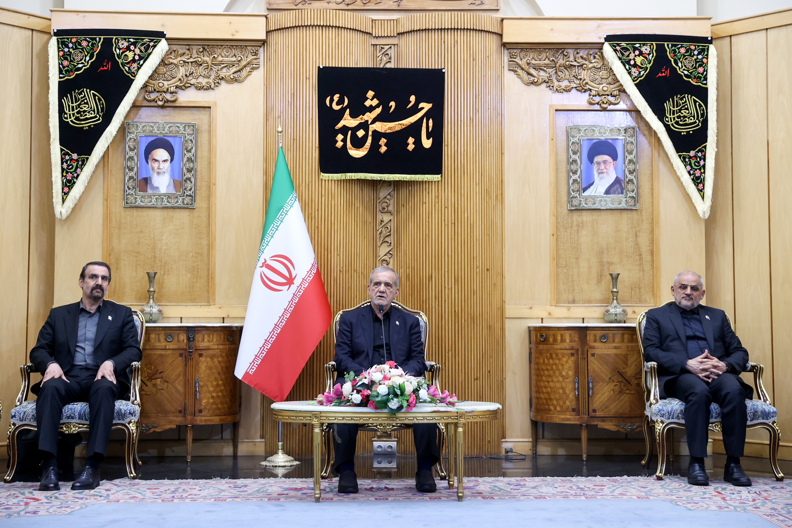 بازگشت پزشکیان از نشست سران اکو در خانکندی بازگشت پزشکیان از نشست سران اکو در خانکندی