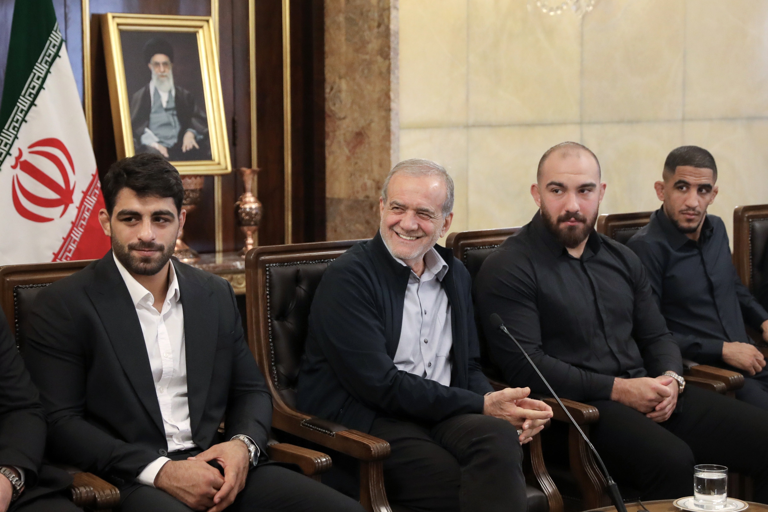 پزشکیان در جمع قهرمانان کشتی: تسلیمشدن در وجود ما نیست پزشکیان در جمع قهرمانان کشتی: تسلیمشدن در وجود ما نیست