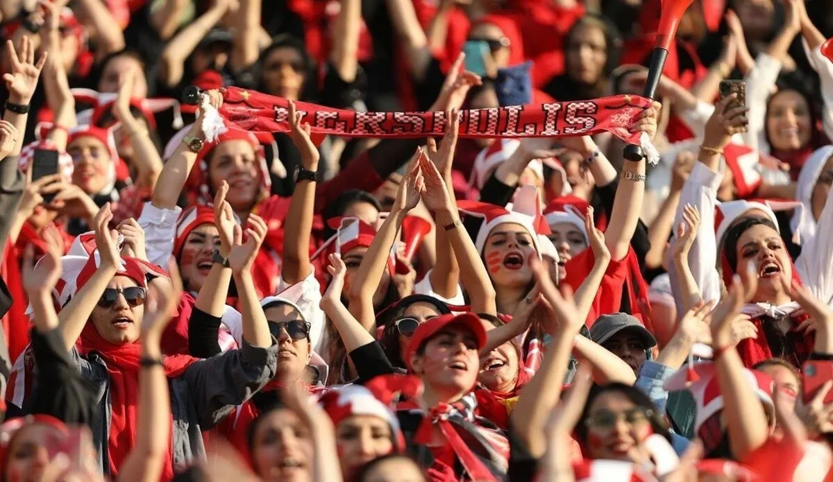زنان پرسپولیسی روی سکو‌های آزادی آماده جشن قهرمانی!
