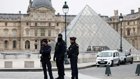 جواهرات ناپلئون به سرقت رفت