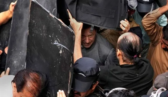 (ویدئو) سرپوش عجیب عمران خان هنگام ورود به دادگاه