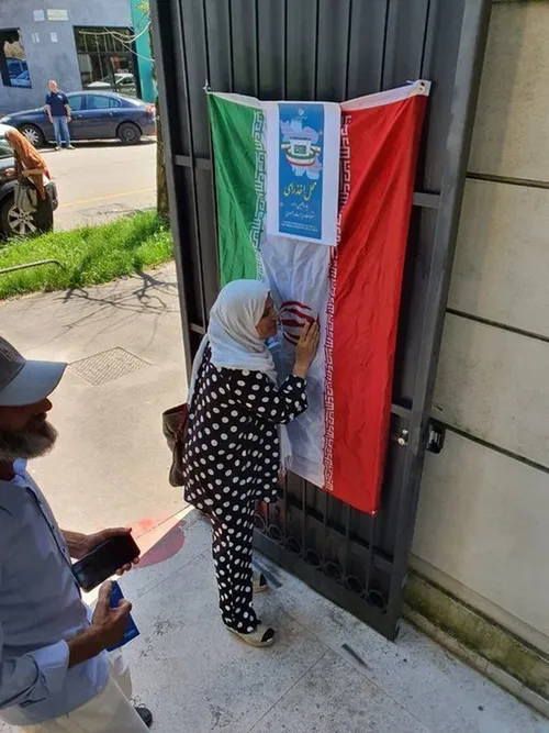 بوسه به پرچم جمهوری اسلامی ایران از ایتالیا