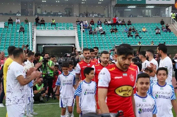 (ویدیو) تونل افتخار غیرمنتظره هوادار برای پرسپولیس!