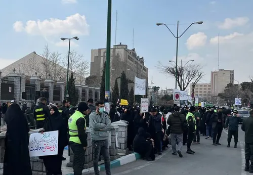 امیرحسین ثابتی: غلط می‌کنید به چهار نفر جلوی مجلس بگویید تجمع نکنن!