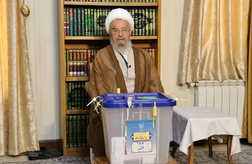 آیت&zwnj;الله مکارم شیرازی رأی خود را در صندوق انداخت