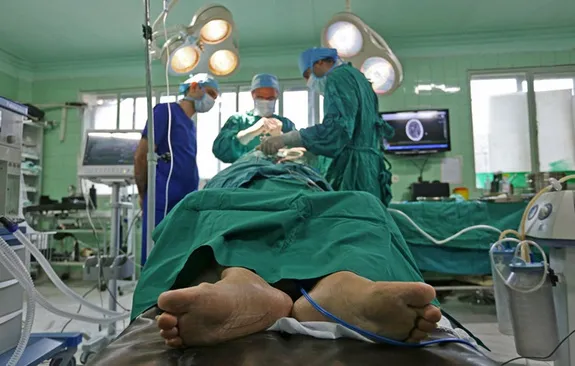 خروج توده ۲۰ سانتیمتری از ریه بیمار ۲۴ ساله + عکس