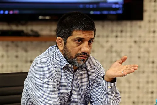 علیرضا دبیر: بار روی دوش کشتی نگذارید