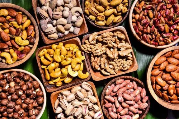 راهنمای خرید و نحوه نگهداری آجیل‌های شب عید