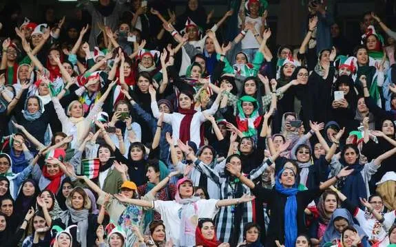 رهبری و مراجع مخالف حضور زنان در ورزشگاه‌ها هستند
