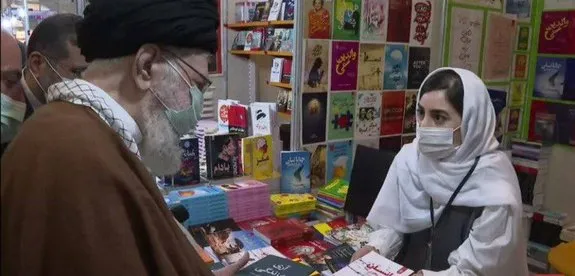 عکس «پربازدید» از گفت و گوی رهبر انقلاب در نمایشگاه کتاب