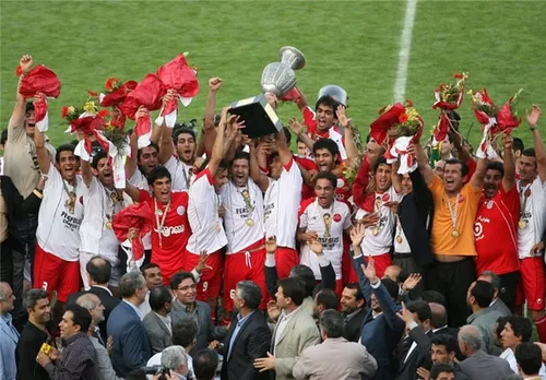 ویدیو جشن قهرمانی بازیکنان پرسپولیس و لحظه بالا بردن جام قهرمانی