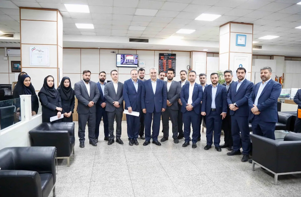 بازدید سرپرست بانک دی از شعبه مرکزی