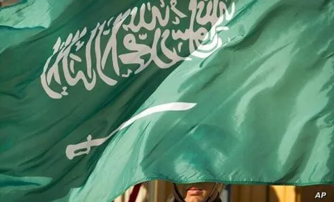 لحظه فرو ریختن سقف مسجد دانشگاه ملک فهد بر اثر باران