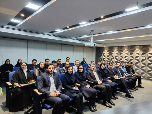 تقدیر از همکاران و نمایندگان منطقه ۵ در جلسه هم اندیشی مدیریت بیمه‌های مسئولیت