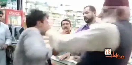 فوتبال بازی کردن زنان با لباس محلی در یک زمین خاکی+ فیلم