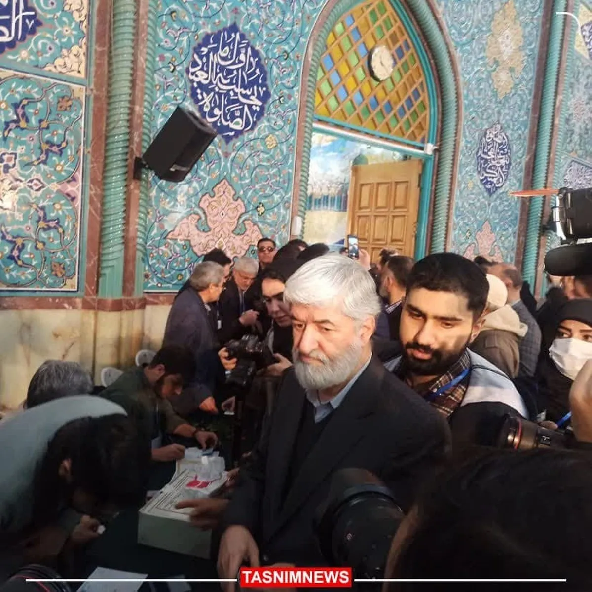 حضور علی مطهری در حسینیه ارشاد برای انتخابات
