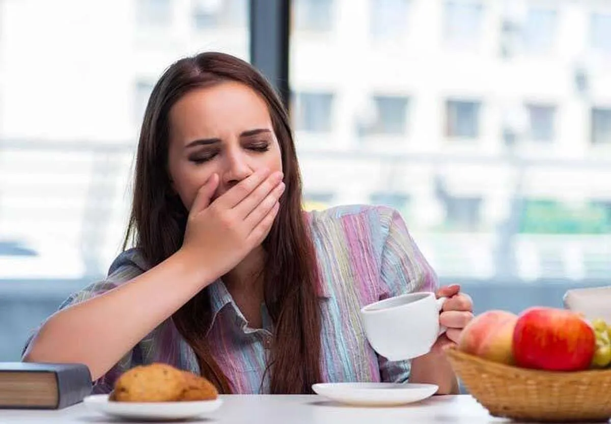 چرا پس از غذا خوردن احساس خواب‌آلودگی می‌کنیم؟