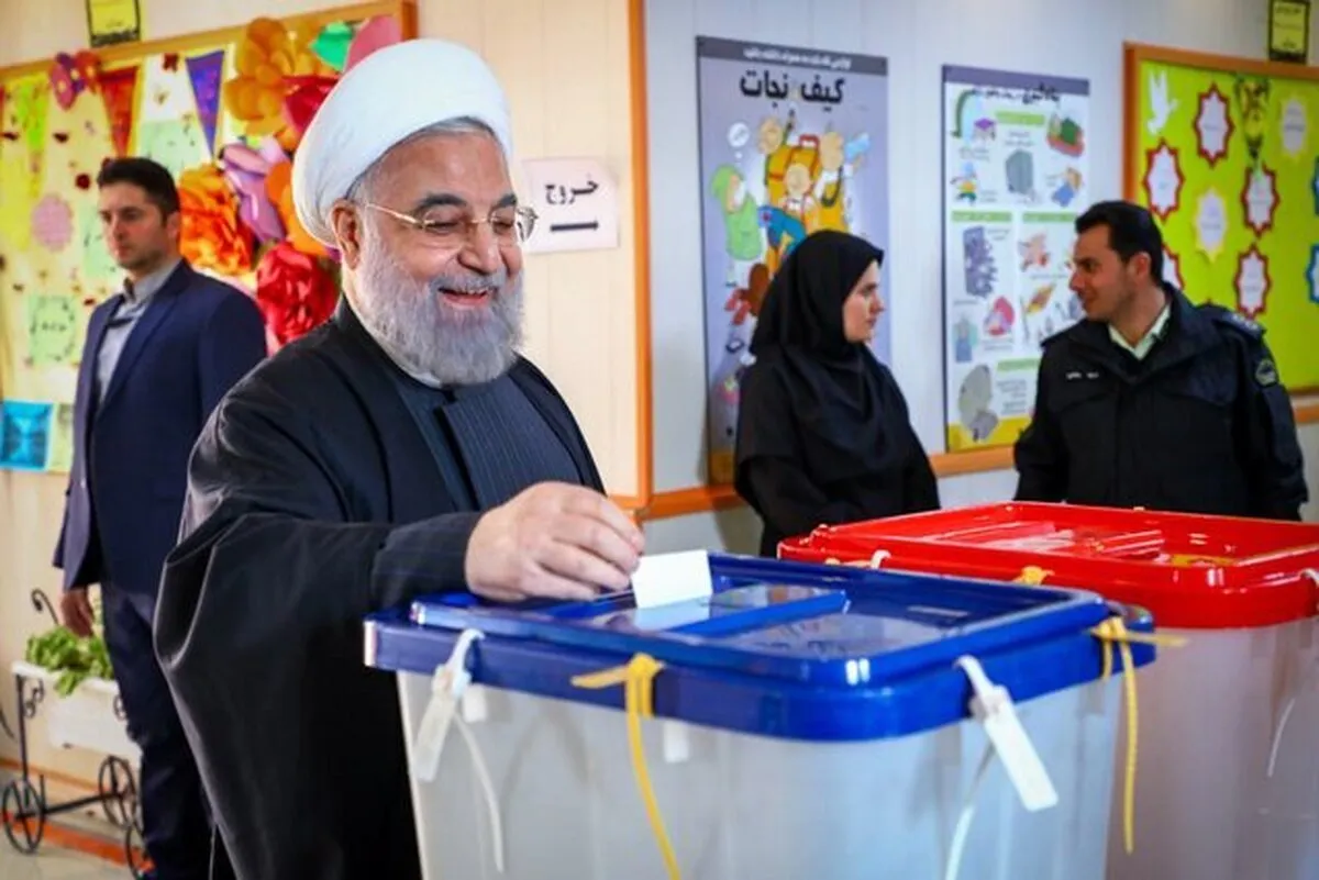 شوخی حسن روحانی با ۲ جوان در شعبه اخذ رأی