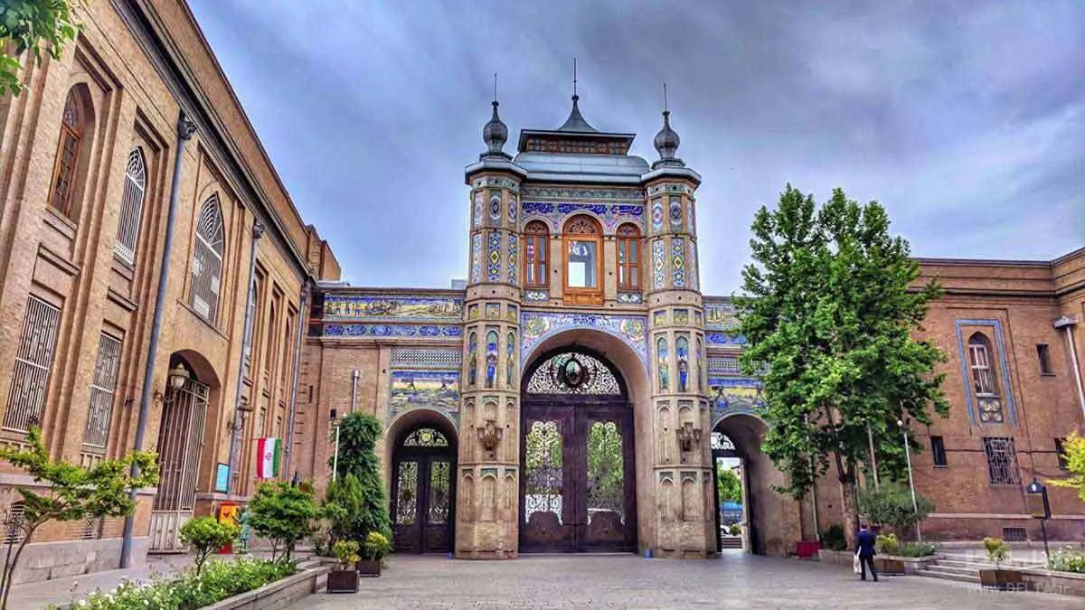 انتقاد از بسته‌شدن سردر باغ ملی بر روی گردشگران