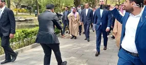 پیاده‌روی و گفتگوی وزرای خارجه ایران و عربستان + عکس