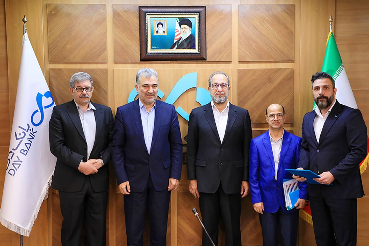 قدردانی هیئت‌مدیره از عوامل اجرایی بانک دی در نمایشگاه کیش اینوکس ۲۰۲۲