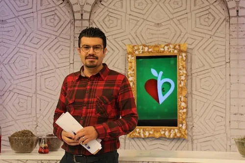 زمانی مجری صدا و سیما و حالا لواشک فروش در لندن!