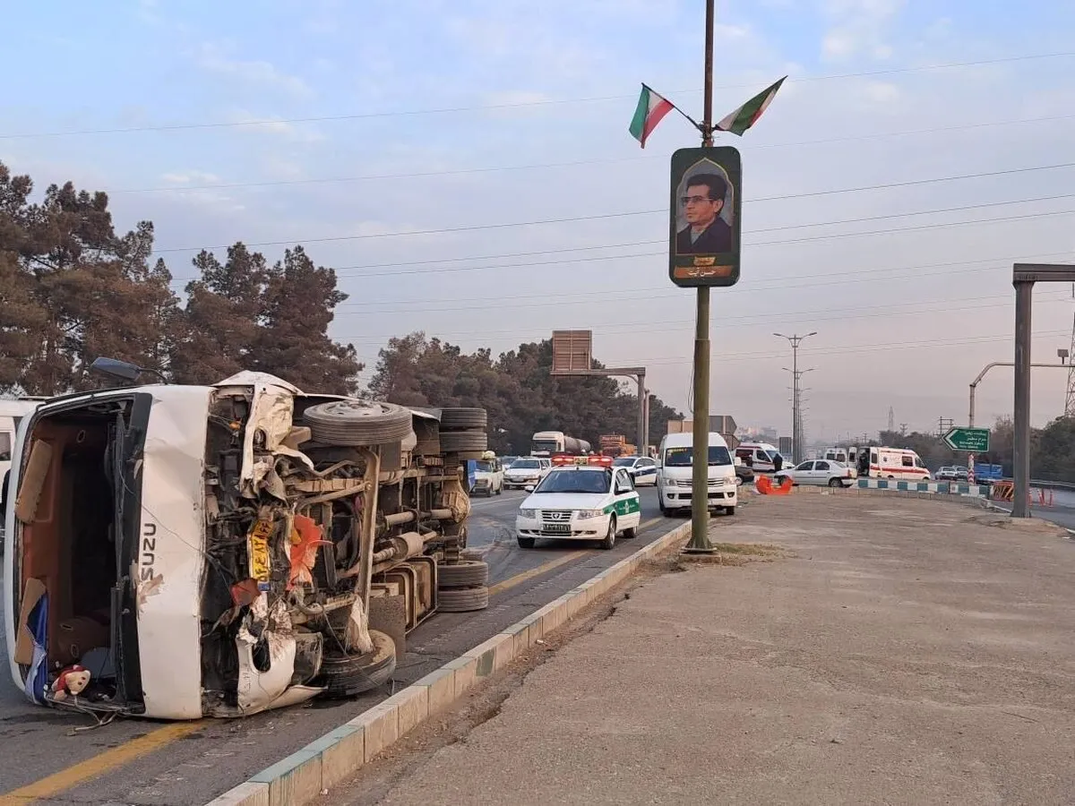 واژگونی مینی‌بوس در صالح‌آباد