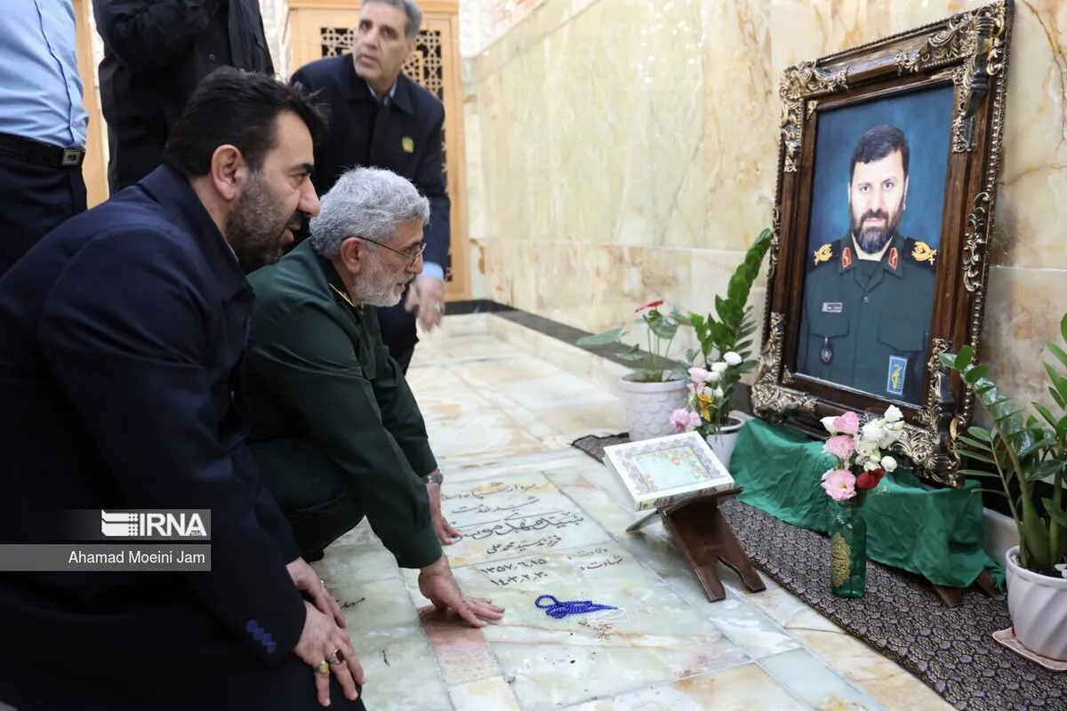 تصاویری از فاتحه خوانی ۲ مقام ارشد نظامی بر مزار شهید امیرعبداللهیان