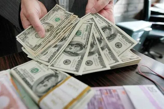 سود دلار ۴۲۰۰ فقط به جیب دلال‌ها رفت