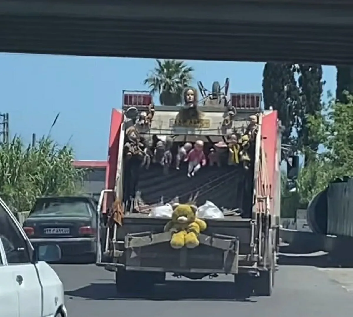 عروسک‌هایی عجیب سوار ماشین حمل زباله شدند!