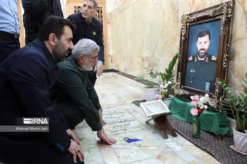 تصاویری از فاتحه خوانی ۲ مقام ارشد نظامی بر مزار شهید امیرعبداللهیان