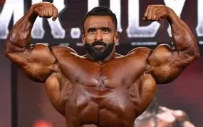 (عکس) تیپ و لباس عجیب هادی چوپان در یک مراسم رسمی