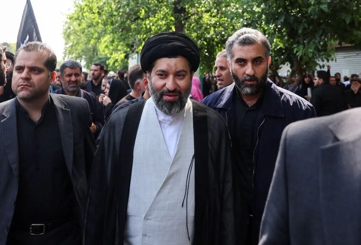 فرزند رهبر انقلاب در مراسم تشییع پیکر رئیسی و همراهانش