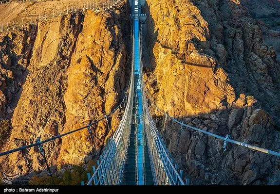 حادثه در پل معلق سنندج توسط یک جوان