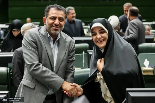 ماجرای دست دادن دو نماینده خانم و آقا در مجلس چه بود؟