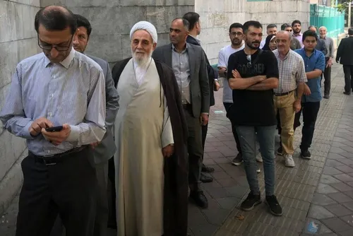 عکسی متفاوت از ناطق نوری بر مزار شجریان