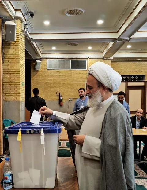 حضور مداحان و سخنرانان در پای صندوق‌های رأی