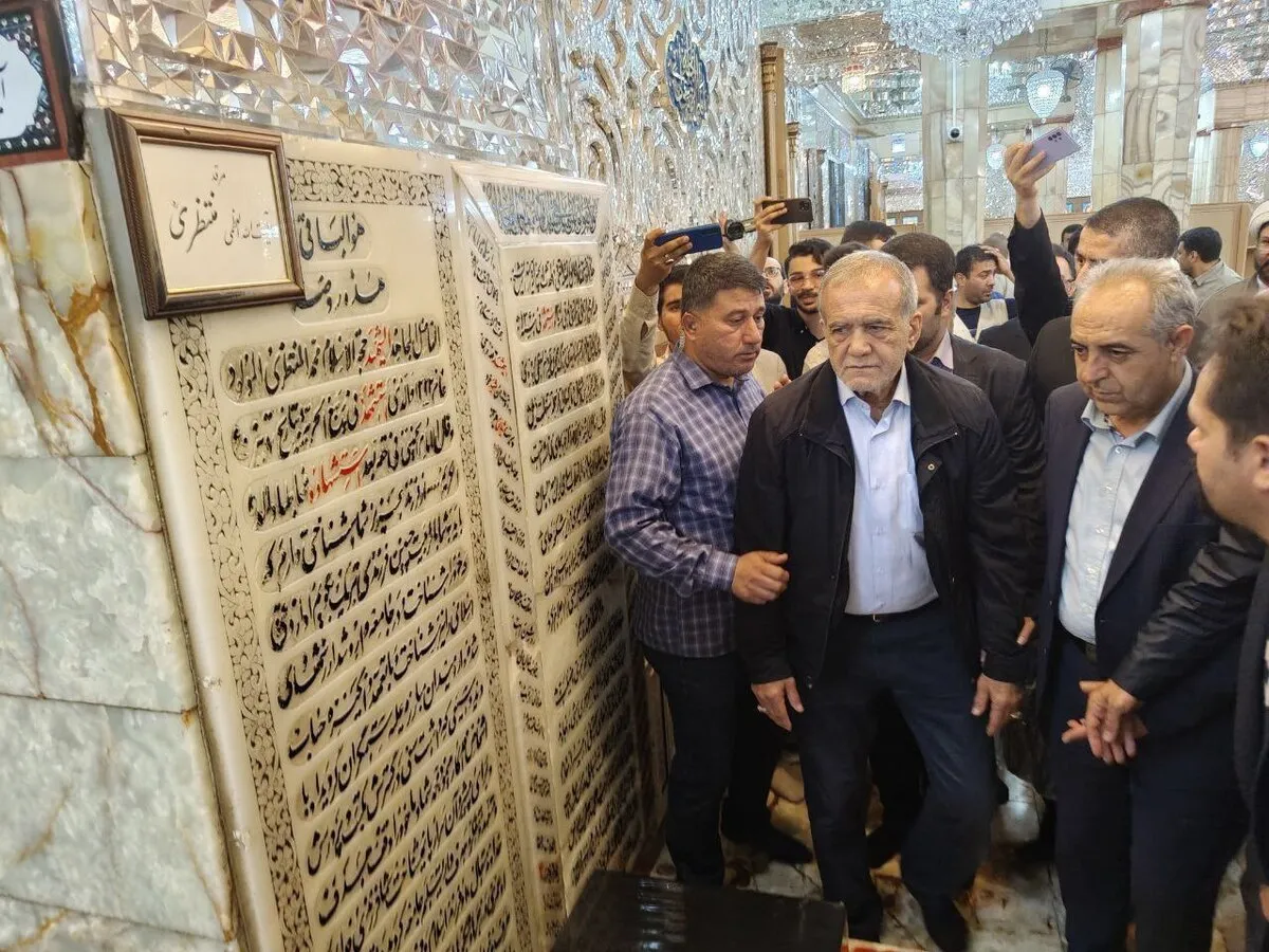 قرائت فاتحه بر مزار آیت‌الله منتظری توسط پزشکیان
