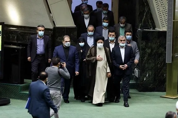 آیت الله رئیسی برای دفاع از وزیر پیشنهادی آموزش و پرورش به مجلس می‌رود