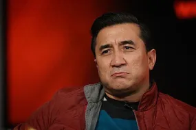 به خداداد عزیزی شهروند افتخاری تبریز را بدهید!