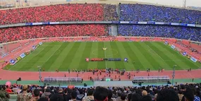 حاشیه دربی ۱۰۲| درگیری هواداران دو تیم پس از ورود گل‌محمدی به زمین + فیلم